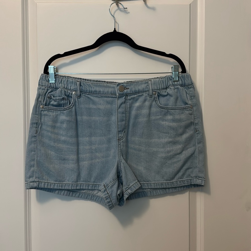 Loft pull on short size Large